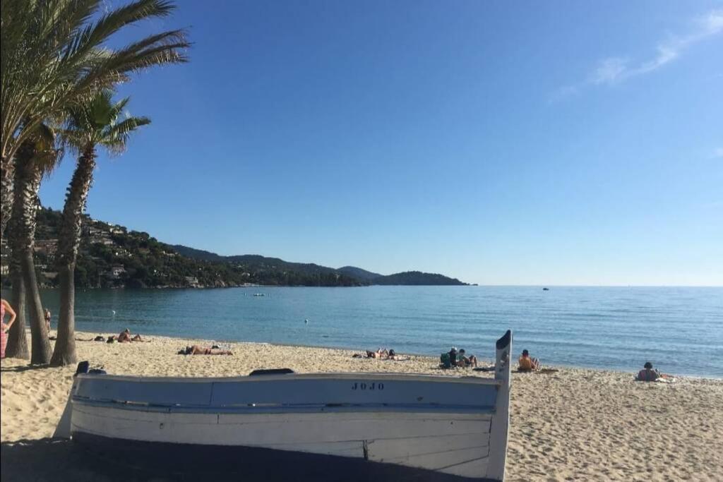 Au Petit Bonheur Vue Mer, Parking, 400M Plage Le Lavandou Kültér fotó