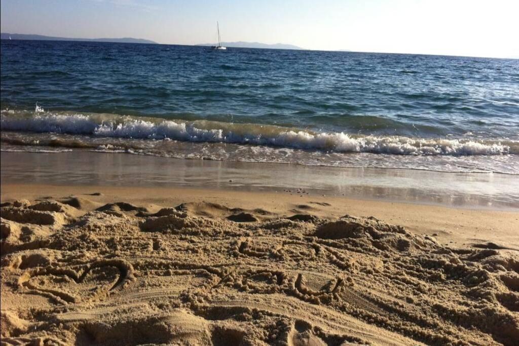 Au Petit Bonheur Vue Mer, Parking, 400M Plage Le Lavandou Kültér fotó